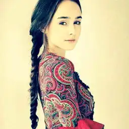 谁知道她是谁啊,这张图片被调色调不回去了,我想找原图