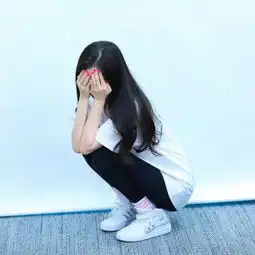 工作室晒杨幂美照可爱到冒泡,大幂幂蹲地害羞捂脸粉色指甲抢镜