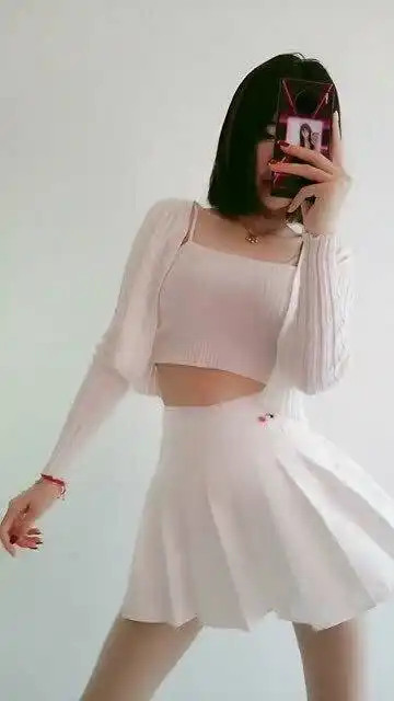 小姐姐腰细腿长十分性感,她的脸被手机挡的严严实实,露个脸不好吗