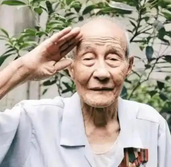 1999年湖北青年参军被拒,爷爷到民政局求情,掏出证件后暴露身份