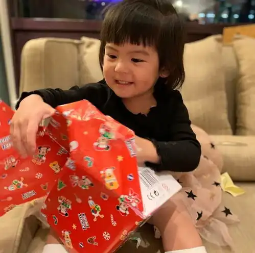 梧桐妹圣诞节晒家人合照,咘咘用力抱波妞大腿,波妞抗拒到模糊