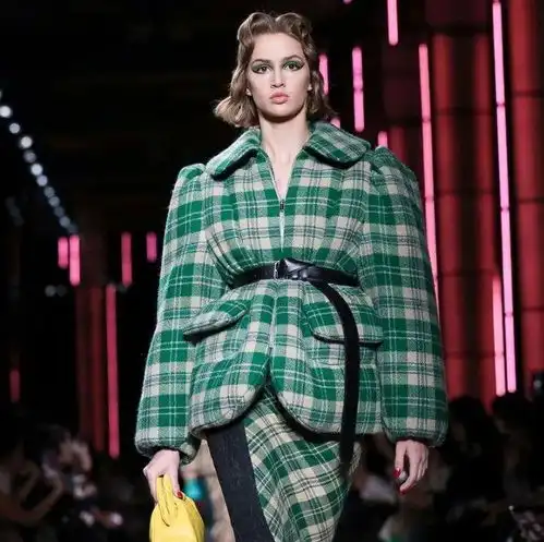 视线所及皆是惊喜摩登复古的miumiu女孩们展示着梦幻绮丽的衣橱世界