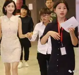高圆圆晒14年前自拍照,美貌依旧更有女人味,没想到她身后的心机助理,才是主角