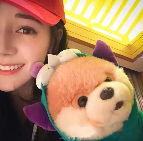 迪丽热巴红帽子自拍眼角痣抢镜,一千零一夜与邓伦梦中相恋