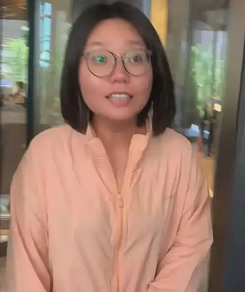 偶遇李雪琴排队买奶茶,穿搭朴素人没架子,没受假证风波影响