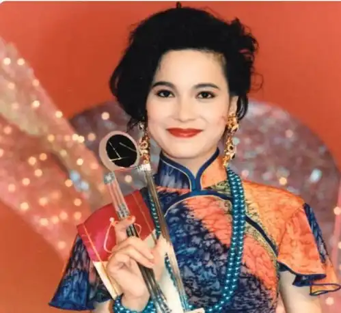 吴京唯一的绯闻女友,因生病遭tvb冷落,如今50岁美貌依旧惊艳