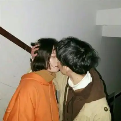 情侣头像一对两张真人,真心不值钱爱你才是真