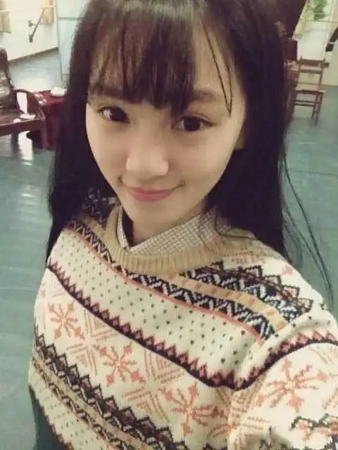高清武大甜美校花黄灿灿清纯扮相引人眼球