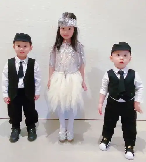 台湾第一千金关颖晒全家福庆新年,4年生3胎的她大秀纤美身材很少女