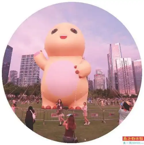 小奶龙的夕阳与人海