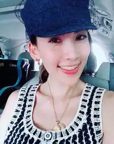 陈若仪车内玩自拍对镜甜笑被赞一秒林志玲