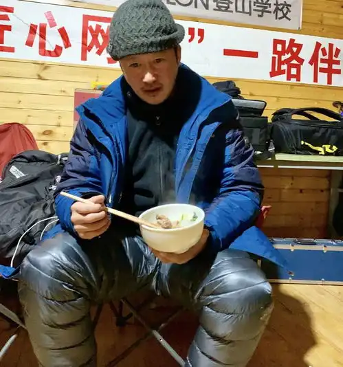 吴京坐轮椅被偶遇,因雪山拍戏导致旧伤加重,哭着连喊痛痛
