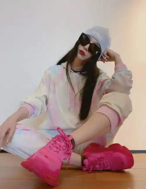 范冰冰现身与网红合影,穿一身蓝裙嫩成少女,颜值身材持续在线