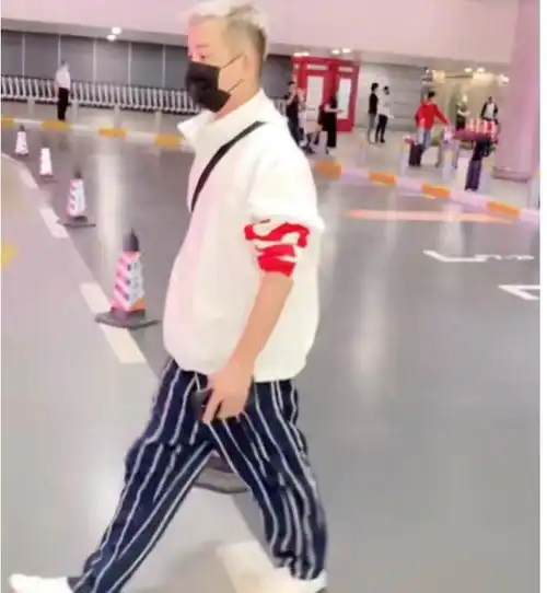 马伊琍疑找文章团聚带两女儿现身机场被拍,12岁爱马长腿太吸睛