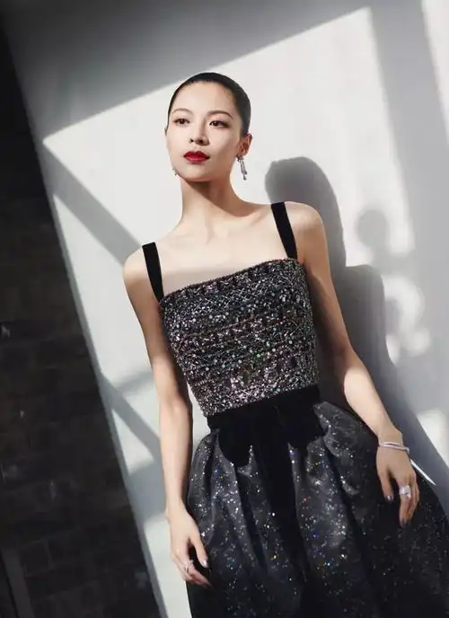 贾静雯才是尤物身材,穿低胸礼服大秀事业线,女生看了都脸红