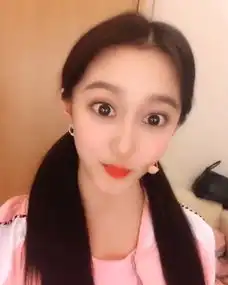 关晓彤晒奇怪滤镜下的自拍,大眼睛尖下巴,对镜头眨眼比v超俏皮