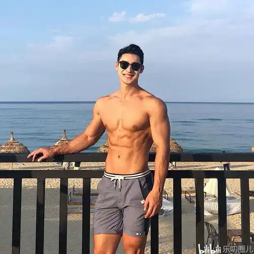 单眼皮的男生也可以很有型,奶萌的他有精致的胸肌和腹肌,好man