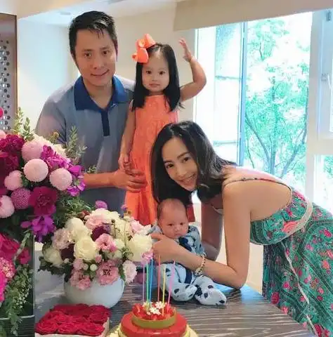台湾第一千金关颖晒近照一家5口甜蜜同框,4年连拼3胎仍似少女