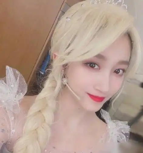 关晓彤cos冰雪奇缘艾莎,坐秋千上唱歌,腿上打高光像抹油