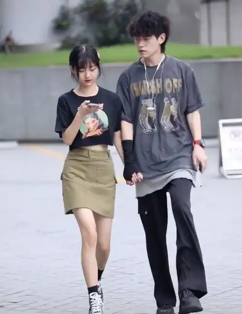 女朋友太瘦了也不行,棕色半身短裙都搭了,小哥哥都有点嫌弃了