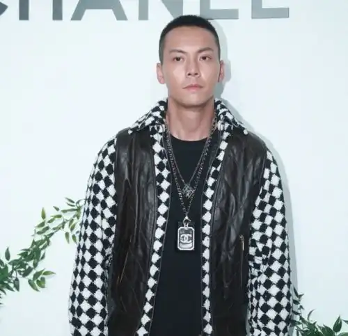 王一博活动生图曝光,颜值真实少年感十足,陈伟霆生图变身硬汉