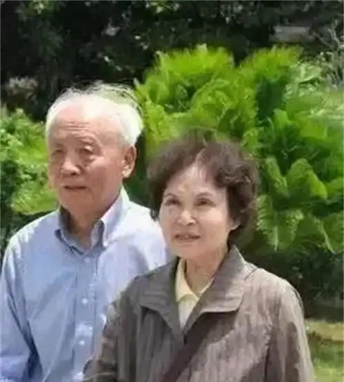儿子差2分无缘清华,林徽因要求查试卷,发现试卷背后的一行小字