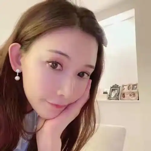 47岁林志玲晒庆生照单手托腮皮肤细致有光泽发文引人猜疑有喜事
