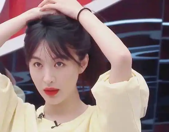 比起baby的人前显贵,被黄晓明抛弃后转身离开的李菲儿,更加潇洒