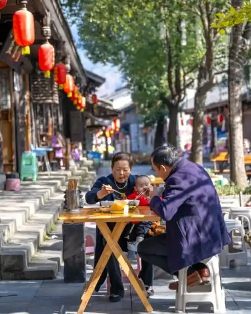 年轻人挤爆小城市,反向旅游何以火出圈