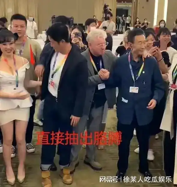 吴京两次拒绝并躲开女嘉宾挽手论已婚男人有多自觉