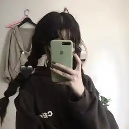 个性手机挡脸的女生头像