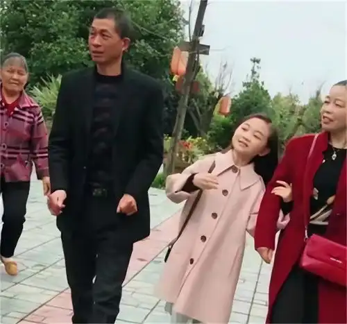 19年最美袖珍女结婚,32岁长得像个10岁孩子,婚后生活如何