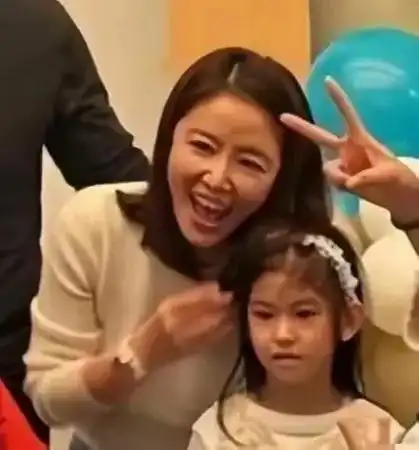 林心如一家三口罕同框,霍建华与女儿手牵手,8岁小海豚忒像爸爸