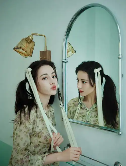 组图迪丽热巴碎花套装拍生日写真梳双马尾清新甜美