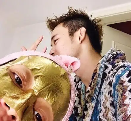 孙怡晒老公董贵妇日常护肤,狂撒狗粮太欢乐