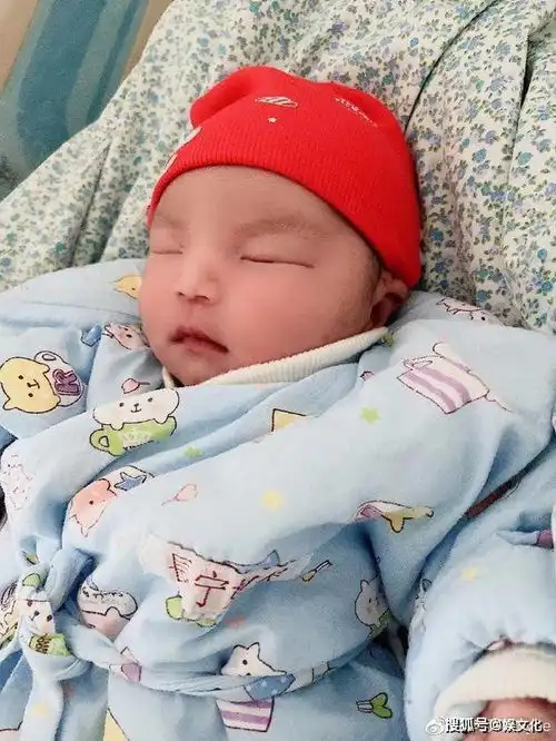 薛之谦前女友李雨桐宣布当妈喜讯晒宝宝照片温馨