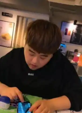 小姐姐抖音上网恋小鲜肉,见到本人后哭笑不得网友笑喷了