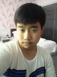 我感觉第一个男生无论五官还是脸型都比第二个强,只不过是胖了些为什么我问人家都说第二个好看,难道是胖