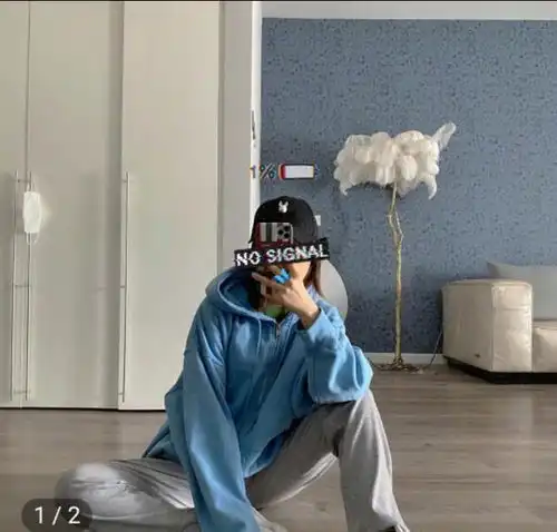 吴昕真会穿,深蓝色毛衣配黑白条纹裤简洁时尚很优雅,非常有气质