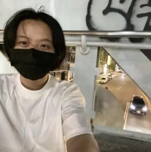 爷孙恋女主林靖恩被爆偷外卖坐地上狂吃东西网友担心她的状况