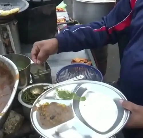 印度街头的丰盛早餐,玉米巧克力加土豆泥,就是油饼个头太大