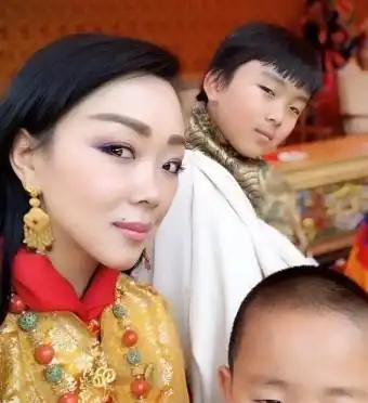 不丹王室的5位公主雪山之水滋养美貌,个个凤眼迷人一笑百媚生