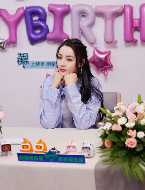 迪丽热巴庆29岁生日,穿衬衫配短裤出镜扮学姐,身材瘦任性