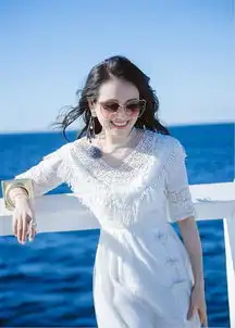 章子怡杨颖同穿一条裙子了气质差距太明显