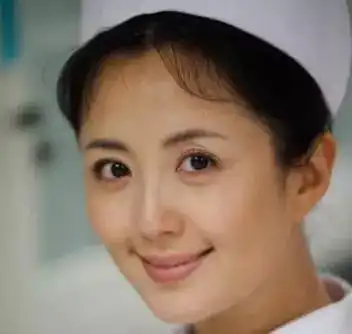 18岁出道爆红,34岁未婚先孕,孩子生父至今是谜,今母子相依为命