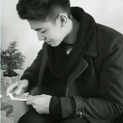 qq头像黑白男,是纯黑色的比较接近灰色