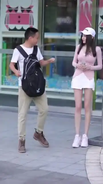 时尚街拍能把高冷的小姐姐逗笑,小伙子你果然不简单