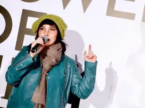 赌王头七刚过,何超仪公开接受采访,自曝当年携父亲1亿资金入行
