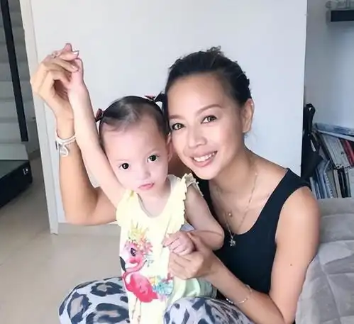 钟丽淇带患罕见病长女出国游8岁小女儿全程照顾姐妹情令人感动