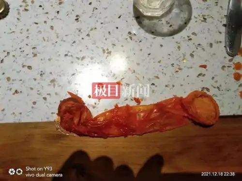 四川乐山一男子称从火锅里吃出避孕套为证清白,店老板做了这件事